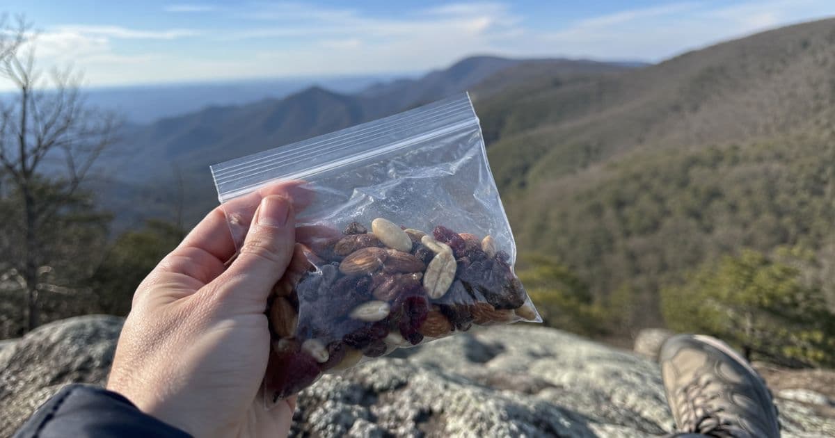 Trail-Snacks: Was du unterwegs auf der Wanderung wirklich essen solltest